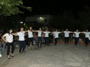 Χοροί και τραγούδια στην πλατεία Καλυβίων Αγρινίου