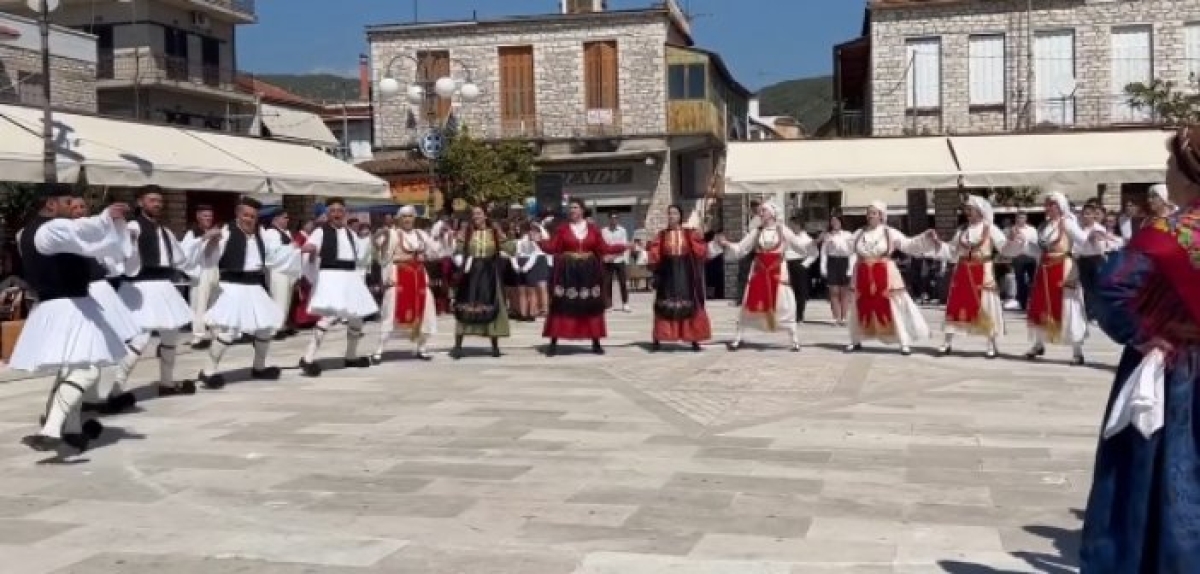 Θέρμο: 87 χορευτές χόρεψαν για την Εθνική Επέτειο (video)