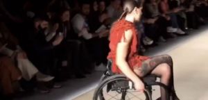 Συγκλονιστικό! Η Ναυπάκτια Γεωργία Καλτσή σε πασαρέλα με αναπηρικό αμαξίδιο!
