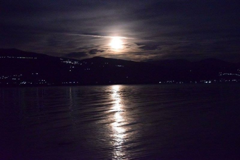 Το πιο λαμπρό φεγγάρι των τελευταίων 70 ετών φωτίζει τη λιμνοθάλασσα Μεσολογγίου και την Τριχωνίδα (φωτο)