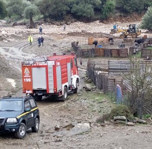 Αγρίνιο: Εγκλωβίστηκε κτηνοτρόφος στο χείμαρρο της Λεπενούς - Μεγάλη κινητοποίηση Πυροσβεστικής και Δήμου