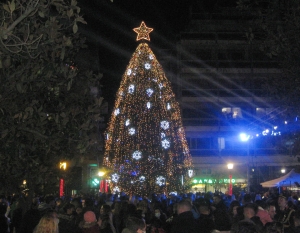 Εναέρια πλάνα απο την εκδήλωση φωταγώγησης του χριστουγεννιάτικου δένδρου στο Αγρίνιο