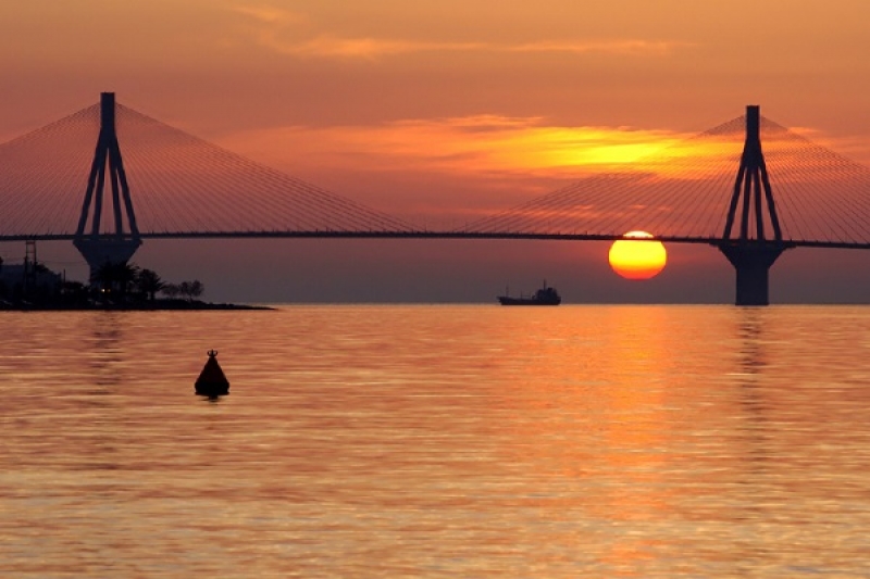“Η γέφυρα με φόντο το σαγηνευτικό ηλιοβασίλεμα”