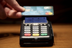 Μείωση των τραπεζικών προμηθειών για τις ηλεκτρονικές συναλλαγές ζητούν τα Επιμελητήρια