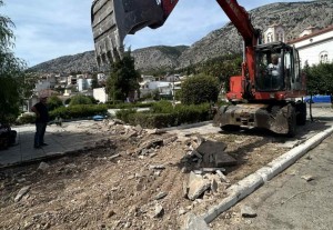 Ξεκίνησαν τα έργα ανάπλασης στην πλατεία του Αστακού