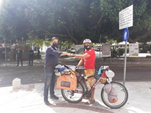 Έφθασε Αγρίνιο και συναντήθηκε με τον Δήμαρχο ο Χανιώτης ποδηλάτης που κάνει τον γύρο της Ελλάδας