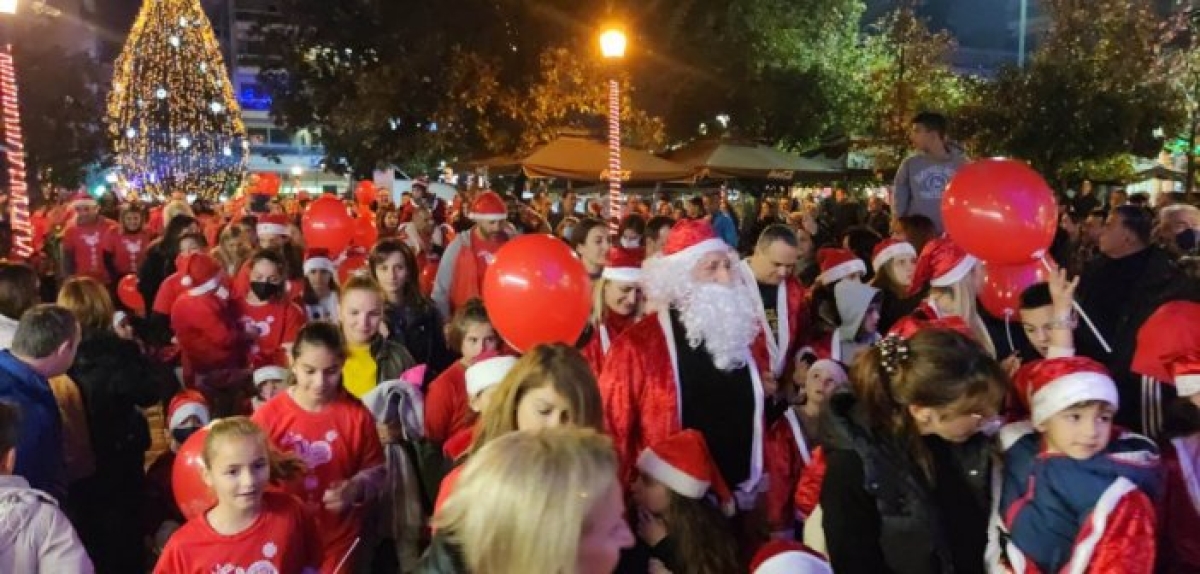 4ο Agrinio Santa Run: Ολόκληρο το κέντρο της πόλης μια “Φλόγα” – Δείτε εικόνες και video