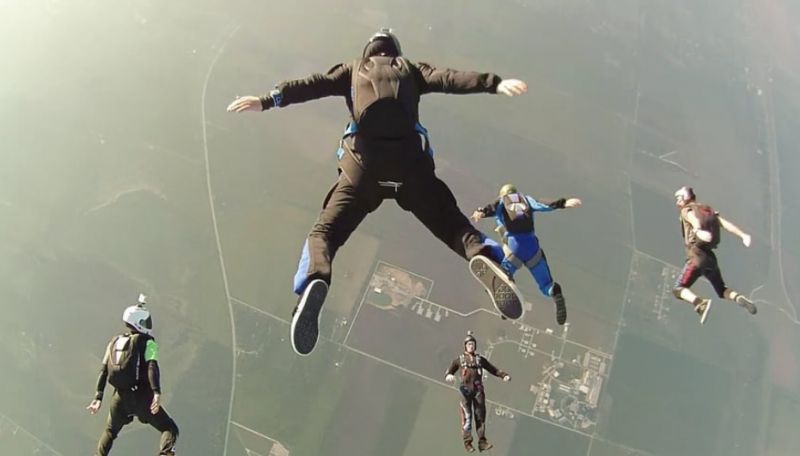 Skydivers περπατάνε στον αέρα
