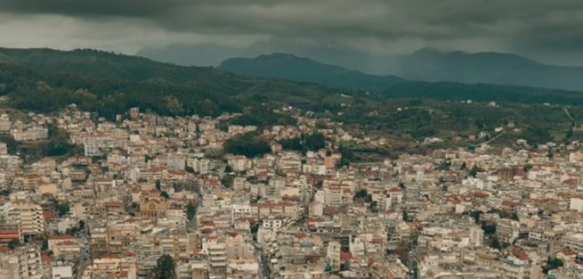 Το βροχερό Αγρίνιο με φόντο την Ακρόπολη Θεστιέων και το Παναιτωλικό Όρος (Drone Photo)