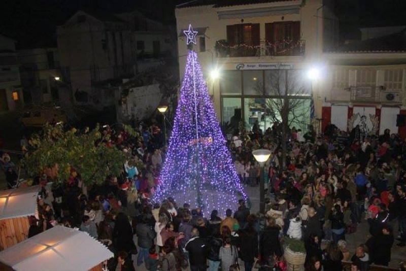 Τα παιδιά στολίζουν τα Χριστουγεννιάτικα δέντρα στον δήμο Ακτίου-Βόνιτσας