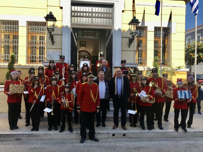 Η Δημοτική Φιλαρμονική «τα έψαλλε» στον Δήμαρχο Ναυπακτίας και τους Αντιδημάρχους