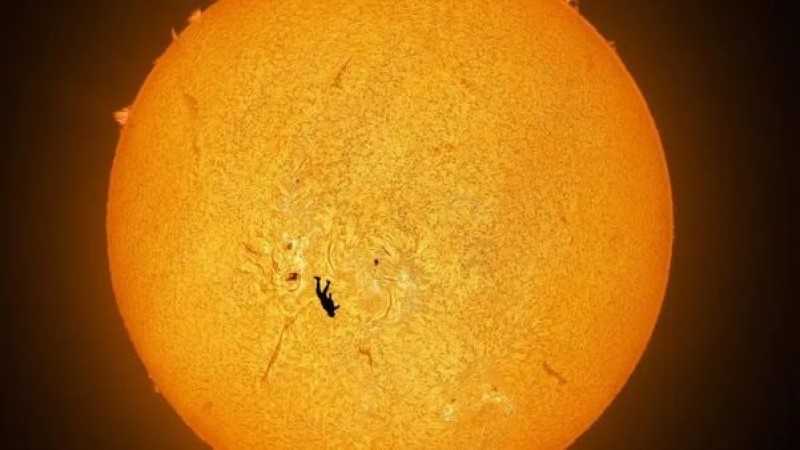 Στο «φως» σπάνια εικόνα αλεξιπτωτιστή να πηδά στο κενό μπροστά από τον Ήλιο: Eντυπωσιακές φωτογραφίες