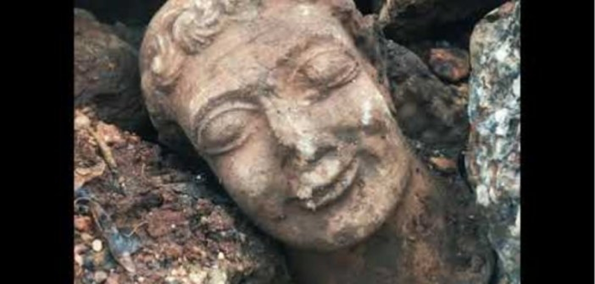 Άκτιο: Bρήκε στη θάλασσα μαρμάρινη κεφαλή ανδρικής μορφής Ρωμαϊκών χρόνων