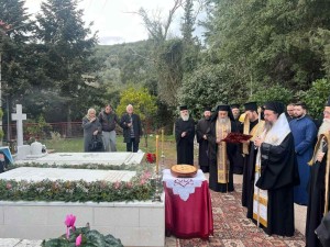 Αρχιερατικό Τρισάγιο επί του τάφου του Μακαριστού μητροπολίτη Κοσμά στην Μονή Μυρτιάς