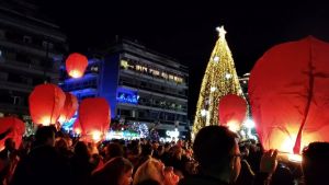 Αγρίνιο: «Άρωμα» Χριστουγέννων με τη φωταγώγηση του δένδρου στην κεντρική πλατεία (φωτό-βίντεο)