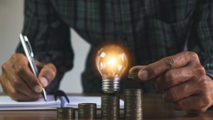 Πάγωμα των σταθερών τιμολογίων ρεύματος, επιδοτήσεις και πλαφόν στα υγρά καύσιμα "ασπίδα" στην ενεργειακή κρίση