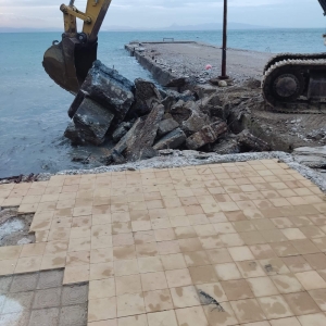 Απομακρύνεται η αυθαίρετη κατασκευή από την παραλία του Κρυονερίου