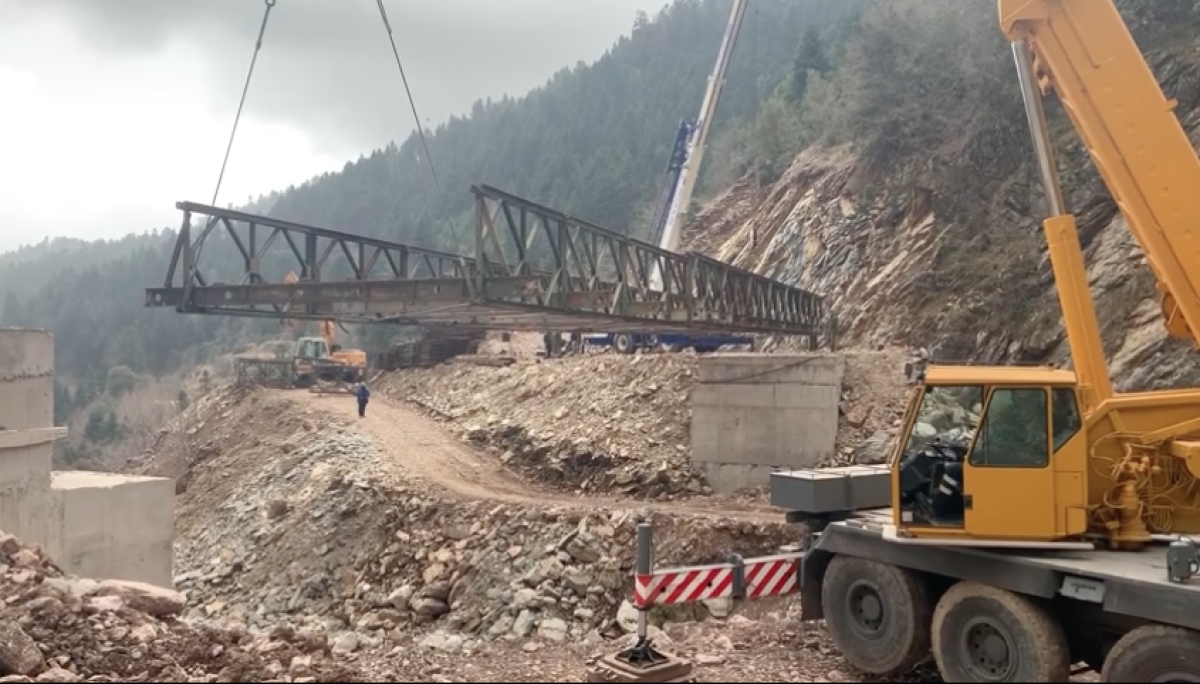 Στην κυκλοφορία σε λίγες ημέρες η νέα στρατιωτική γέφυρα στον δρόμο Αμβρακιάς-Αργυρού Πηγαδίου