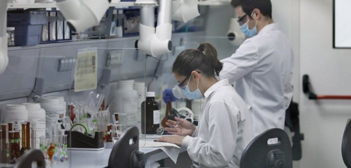 Εμβόλια AstraZeneca – Johnson &amp; Johnson: Γερμανικό εργαστήριο υποστηρίζει ότι έλυσε το μυστήριο με τις θρομβώσεις