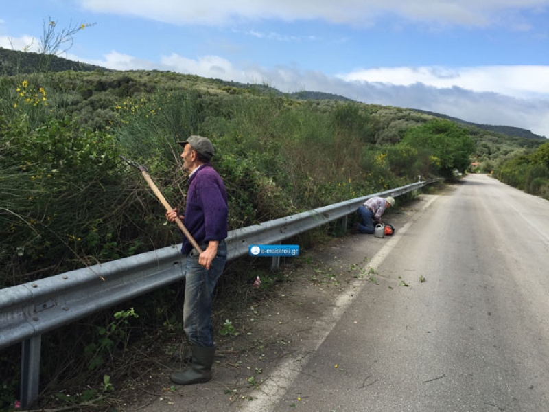 Εθελοντές καθαρίζουν την εθνική οδό Αμφιλοχίας – Βόνιτσας