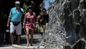 Αίθριος ο καιρός σήμερα Παρασκευή - Καύσωνας διαρκείας από τη Δευτέρα - Πού θα φτάσει τους 44 βαθμούς η θερμοκρασία, πόσο θα κρατήσει