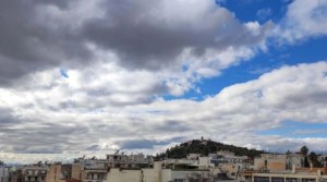 Καιρός: Βελτιώνεται σήμερα Δευτέρα – Βροχές στα δυτικά η θερμοκρασία σε υψηλά επίπεδα για την εποχή