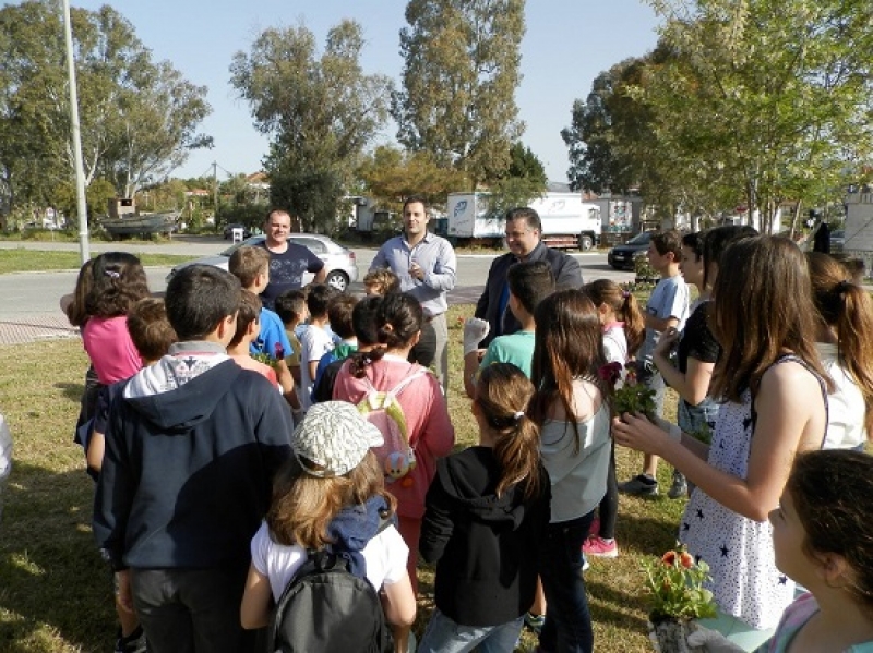 Μεσολόγγι: φύτευση λουλουδιών στον Ανεμόμυλο από το 2ο Δημοτικό