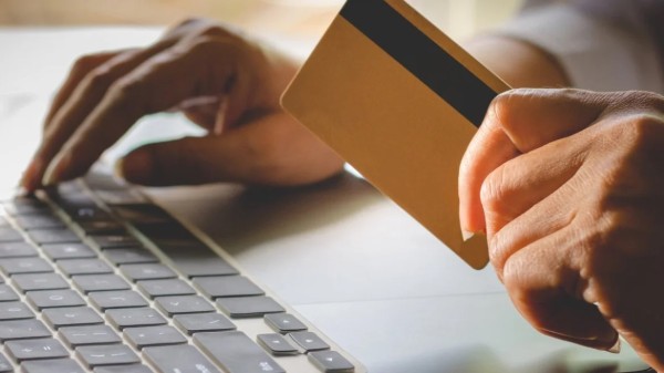 Σε προπληρωμένη κάρτα από αύριο τα κοινωνικά επιδόματα - Οδηγός για τους δικαιούχους με 25 ερωταπαντήσεις