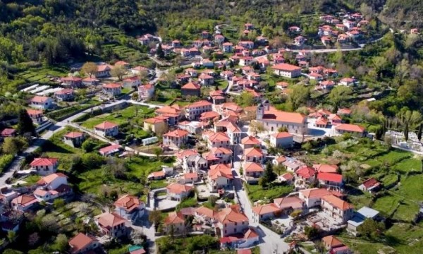 Πλάτανος: Το χωριό της ορεινής Ναυπακτίας με τα γραφικά σπίτια και έναν πλούσιο πράσινο «παράδεισο» (www.newsbomb.gr)