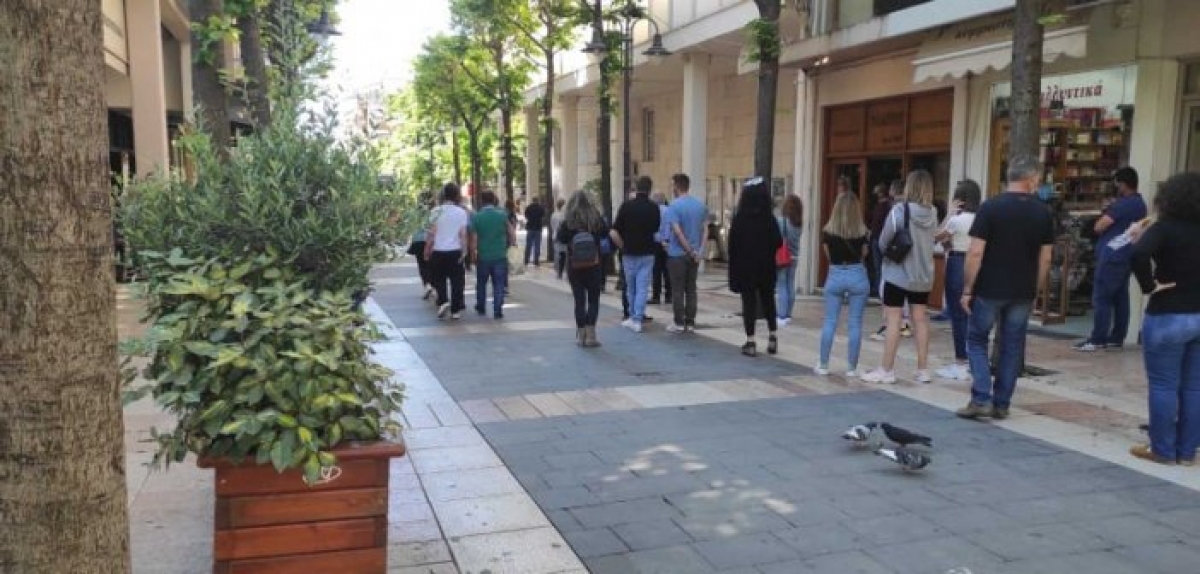 Αγρίνιο: Μεγάλη η προσέλευση για rapid test – Δεκάδες πολίτες περιμένουν υπομονετικά