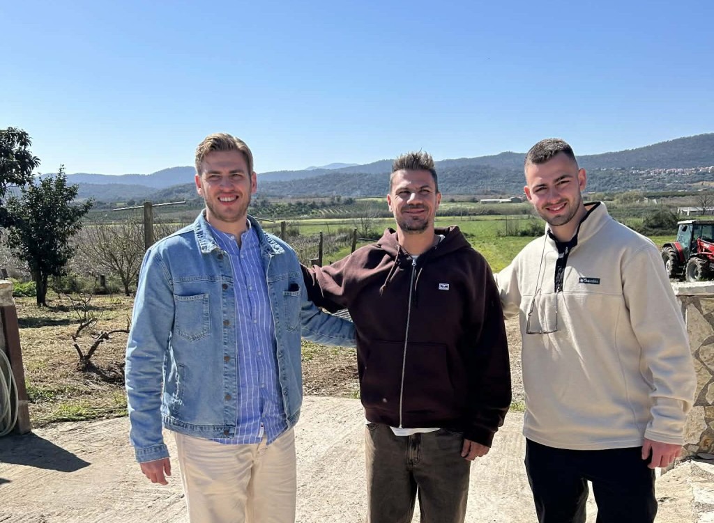 Αγρίνιο: Ο Άκης Πετρετζίκης στη φάρμα Αλεξάκη (φωτο)