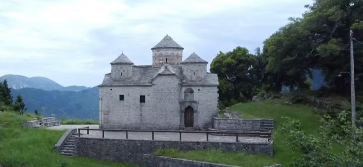 Ο ιερός ναός του Αγίου Γεωργίου με στοιχεία εκκλησιαστικής αρχιτεκτονικής του 19ου αιώνα στο Παναιτωλικό Όρος (video)