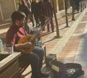 Αγρίνιο: Ο Βασίλης πρόσφερε μουσικές στιγμές στο δρόμο και το ευχαριστήθηκε- «Το σκεφτόμουν καιρό»