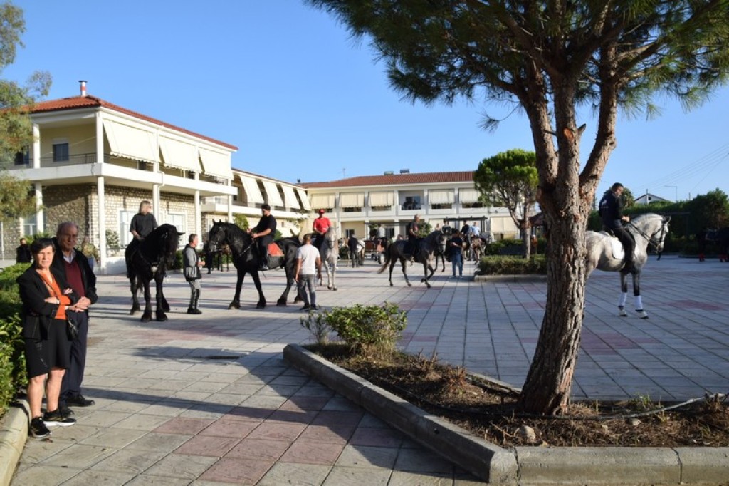 Οι έφιπποι Μεσολογγίτες τίμησαν τον Άγιο Δημήτριο τον Μυροβλήτη