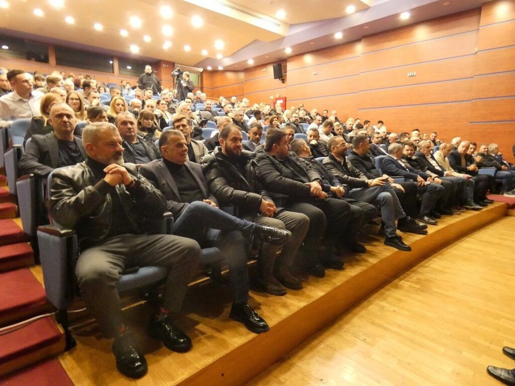 Η «γιορτή» του ποδοσφαίρου και η ηχηρή απουσία