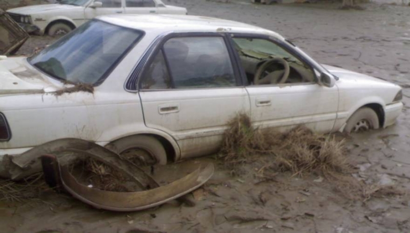 Κόλλησε το αμάξι σας στη λάσπη; Αυτή είναι η αλάνθαστη μέθοδος για να το βγάλετε! (Βίντεο)