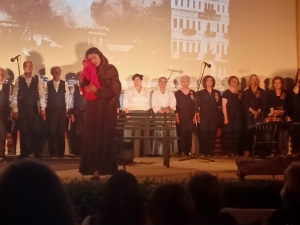 Με μεγάλη επιτυχία η μουσικοθεατρική παράσταση «Πορφύρα και Ανατολή…..στο νέο τόπο εφύτευσαν…» στο Αγρίνιο