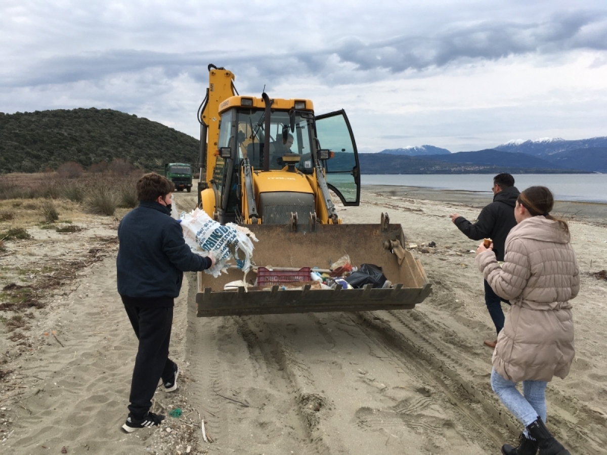 Βιωματική δράση καθαρισμού της παραλίας «Αράπης» από το Γυμνάσιο Λουτρού και το Δήμο Αμφιλοχίας