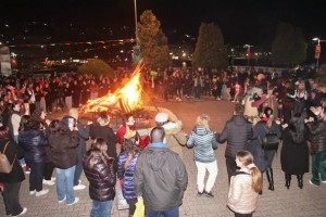 «Λαμπαδιάσματα» στην Αμφιλοχία με νταούλια φωτιές και πολύ κέφι