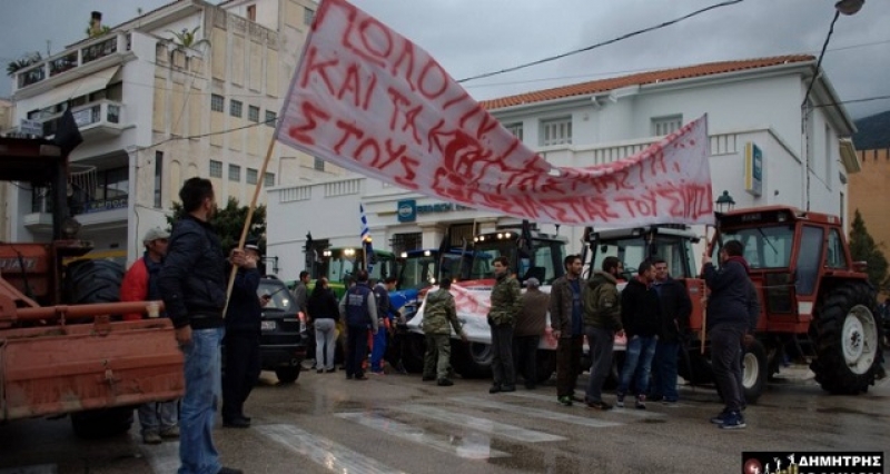 Η Ναύπακτος διαδήλωσε – Mεγάλη συμμετοχή παρά τη βροχή