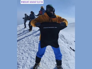 Απο την κορυφή του όρους Αραράτ 5137μ στην Τουρκία, ο Αιτωλοακαρνάνας Χρήστος Μαργώνης στέλνει το μύνημα ΔΙΑΣΩΣΗΣ ΤΗΣ ΛΙΜΝΗΣ ΚΡΕΜΑΣΤΩΝ