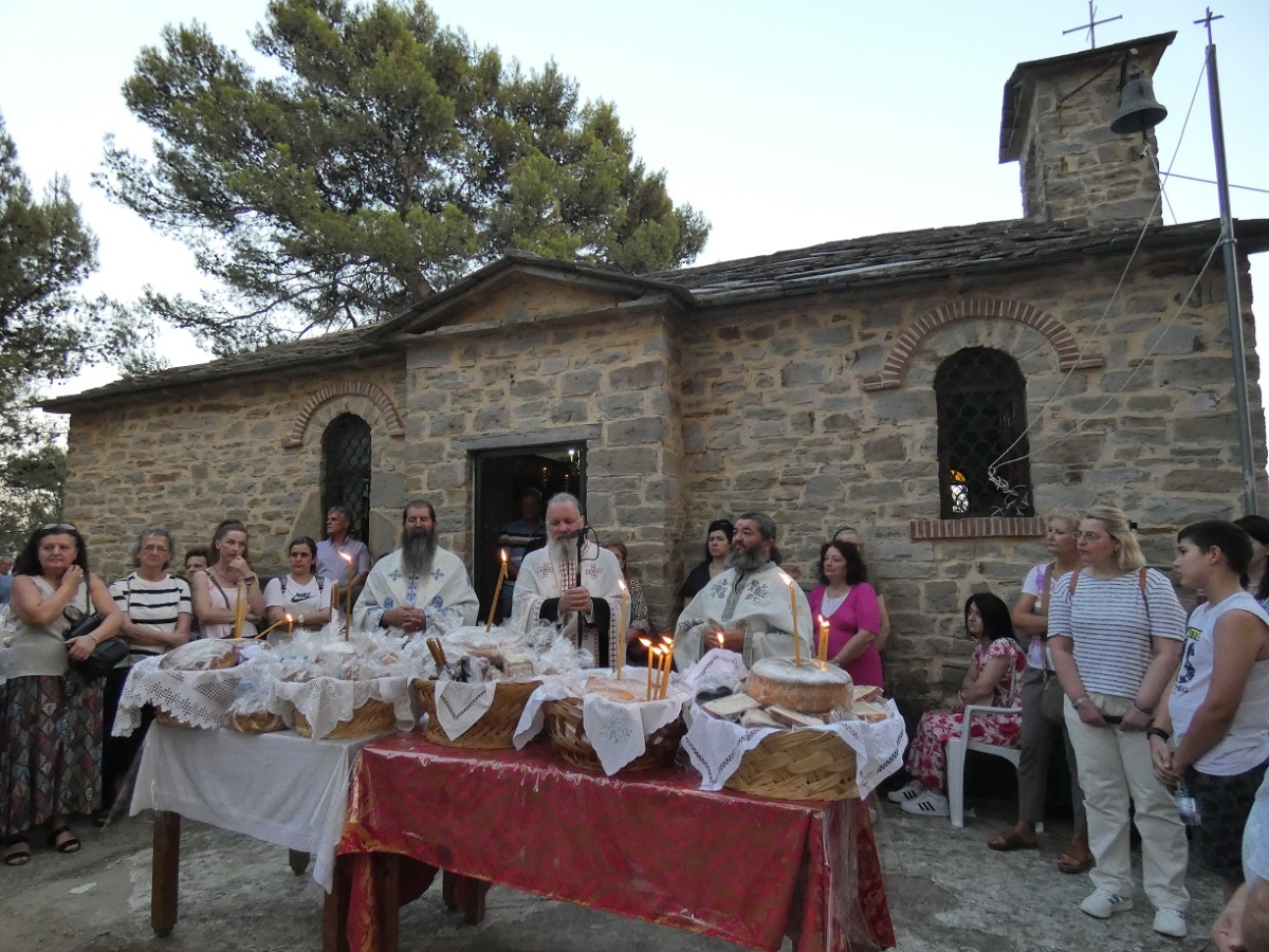 Αγρίνιο: Πλήθος πιστών στην Αγία Μαρίνα (φωτο)