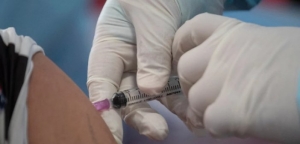 Υποχρεωτικός εμβολιασμός: Η λίστα με τα 17 επαγγέλματα – Αναλυτικά οι κυρώσεις