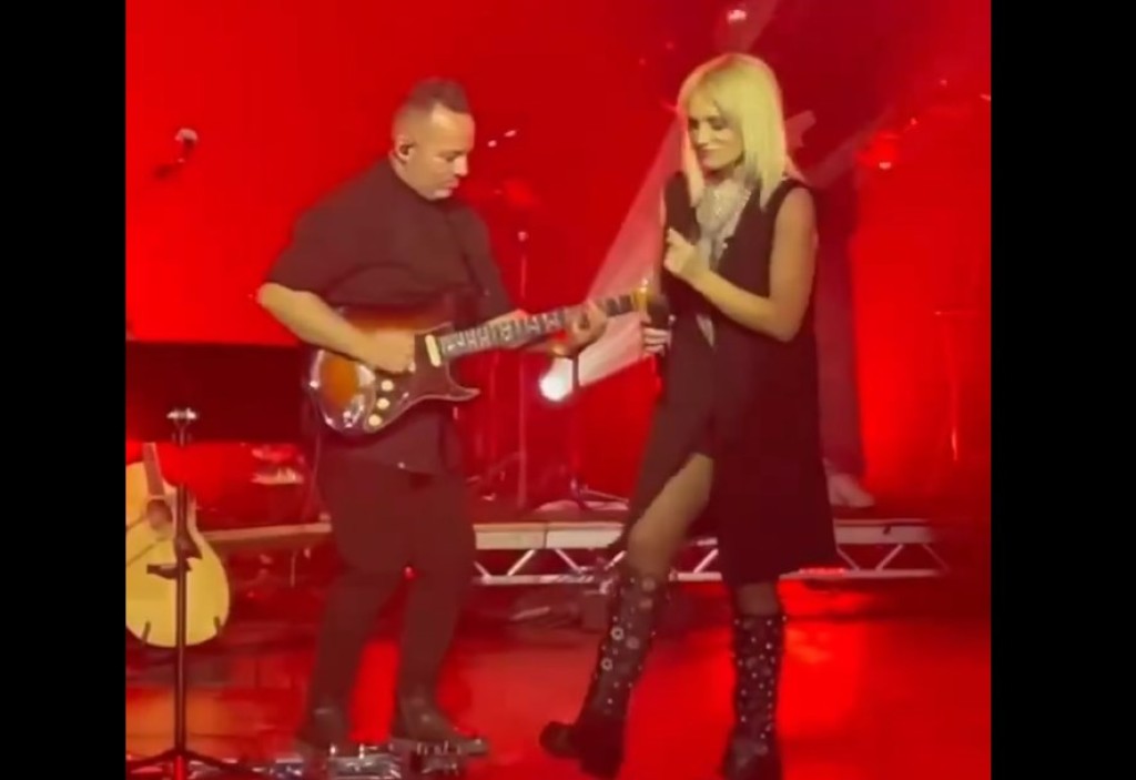 Στο Λονδίνο με την Ελεωνόρα Ζουγανέλη ο Αγρινιώτης κιθαρίστας Παντελής Ντζιάλας- video