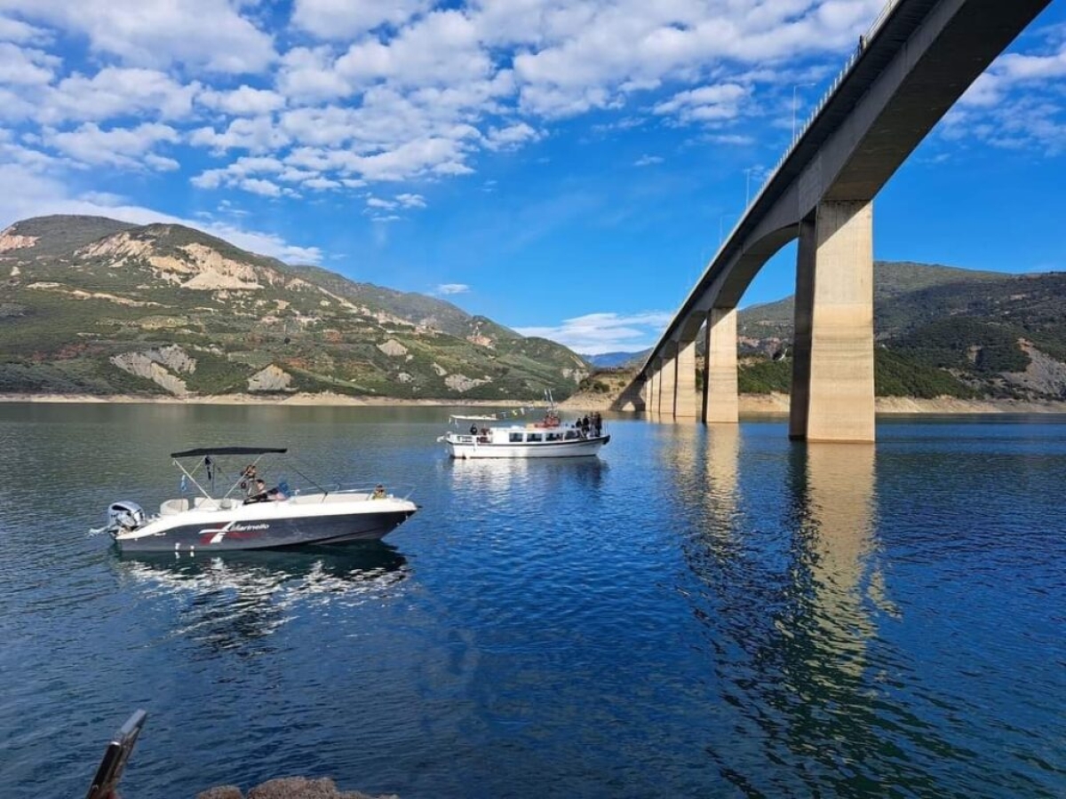 Tρεις θαραλλέοι βούτηξαν για τον Σταυρό στη γέφυρα Επισκοπής