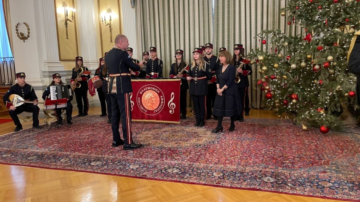 Στην Πρόεδρο της Δημοκρατίας και στα παιδιά της «Φλόγας» έψαλε τα κάλαντα η Δημοτική Φιλαρμονική Αμφιλοχίας