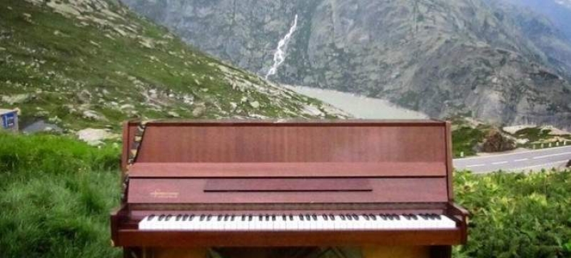 Ο γύρος του κόσμου με ένα πιάνο -Το μεταφέρει σε βουνά, πλατείες, παραλίες και παίζει για τους περαστικούς [εικόνες]