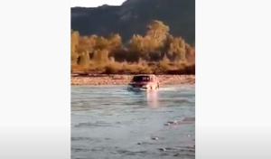 Απίστευτο: Κάτοικοι διασχίζουν με αυτοκίνητα τον Εύηνο ποταμό! (βίντεο)