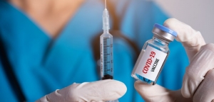 Συναγερμός για τους εμβολιασμούς: Νέα στρατηγική με σποτ και διευκολύνσεις