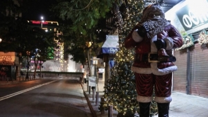 Κορωνοϊός: Χριστούγεννα και Πρωτοχρονιά το πολύ με μία ακόμη οικογένεια